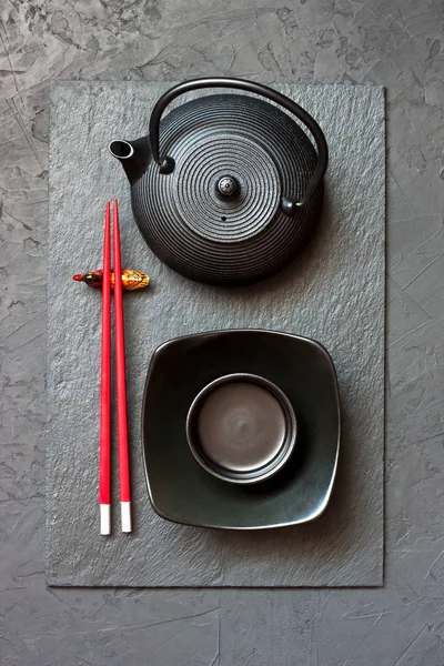Азиатский стиль композиция с чайником на темном фоне камня — стоковое фото