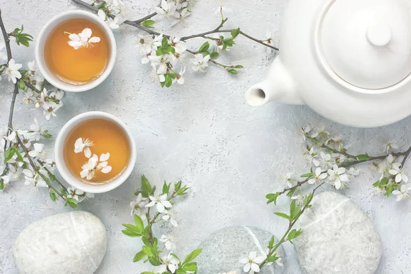 Натюрморт с чашкой чая и цветущей вишней, восточный st — стоковое фото