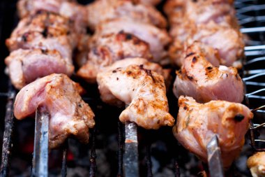 Barbeküde dumanla pişirilen kavrulmuş et