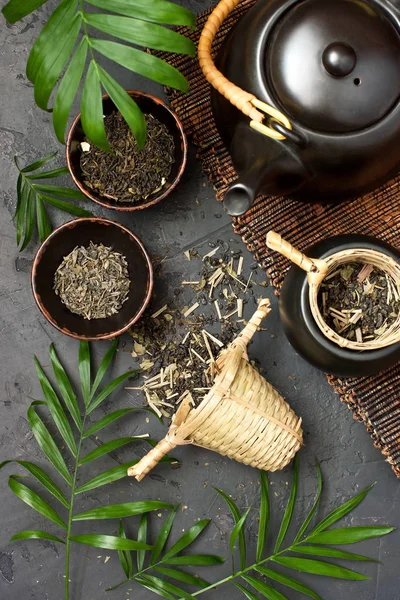 Bule oriental tradicional e xícaras de chá — Fotografia de Stock