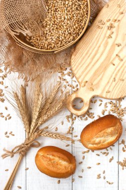 Ahşap masada taze pişmiş geleneksel çörekler