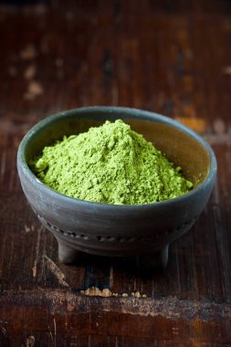Ahşap masa üzerinde toz matcha yeşil çay