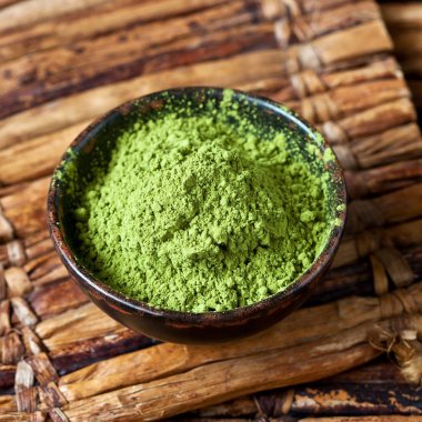 Bambu arka plan üzerinde toz matcha yeşil çay