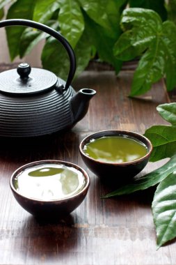Kaselerde Japon matcha yeşil çay ile natürmort