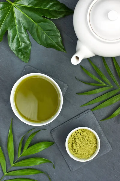 Grönt te matcha-pulver och varm dryck — Stockfoto