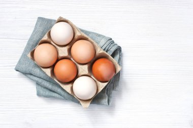 Ahşap masada tavuk renkli yumurta