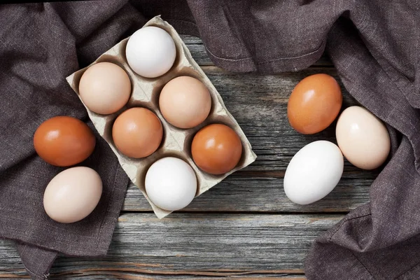 Huevos frescos orgánicos en mesa de madera. Alimento saludable —  Fotos de Stock