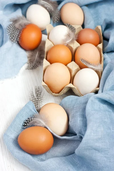 Kyckling färgglada ägg på träbord — Stockfoto