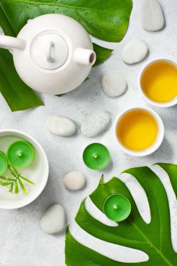 Açık arka planda geleneksel doğu çaydanlık ve çay fincanları