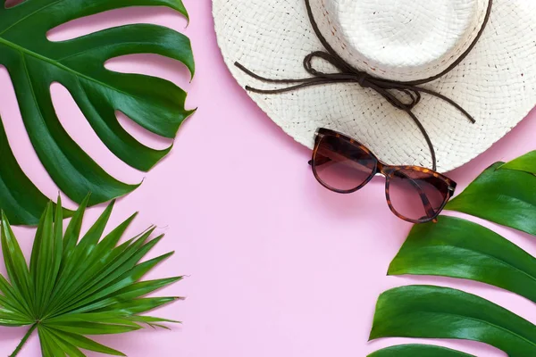 Sol glasögon och korg mössa på färg bakgrund — Stockfoto