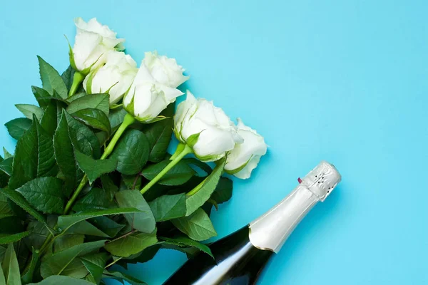 Bouquet bouteille de champagne et roses — Photo