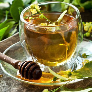 Bir fincan ıhlamur çiçekli bitki çayı.