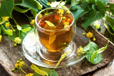Çiçekler, bir fincan sağlıklı çay, bitkisel ilaçlar.