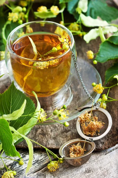 Herbal Linden thee in glazen beker, selectieve focus — Stockfoto