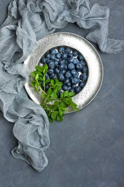 Taze yaprakları ile Yaban mersini 