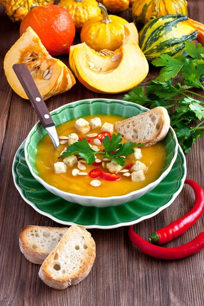 Kürbissuppe Und Roher Kürbis — Stockfoto