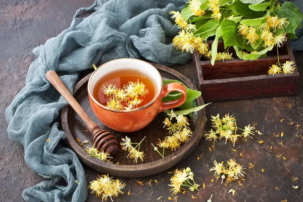 Lindenovy květiny a šálek zdravého čaje, bylinná medicína — Stock fotografie