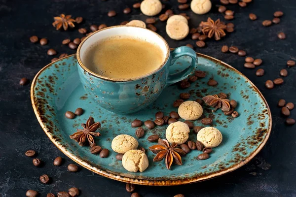 Bodegón con galletas de vainilla y taza de café —  Fotos de Stock