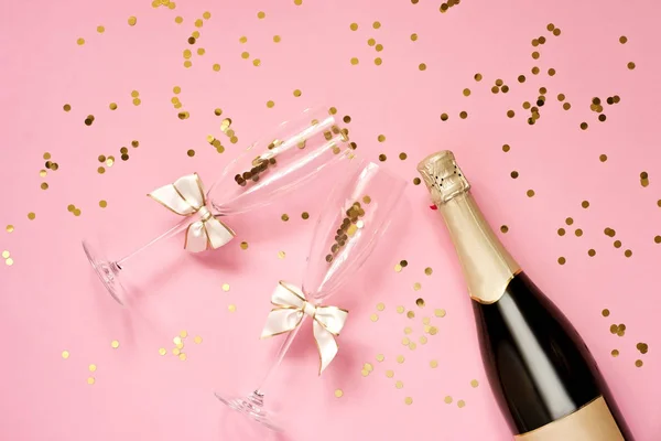 Champagnerflasche und Gläser auf farbigem Hintergrund. flache Lage — Stockfoto