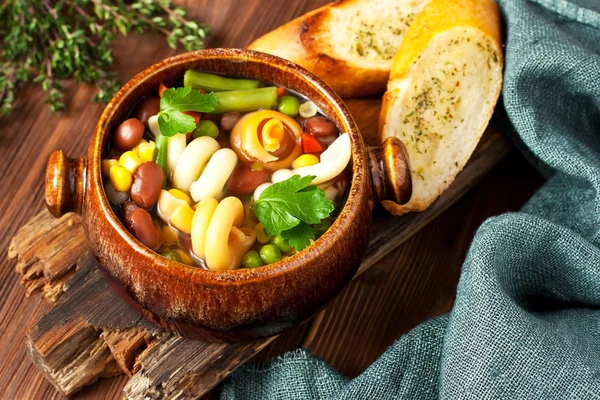 Minestrone, sopa de legumes italiana com macarrão na mesa de madeira — Fotografia de Stock