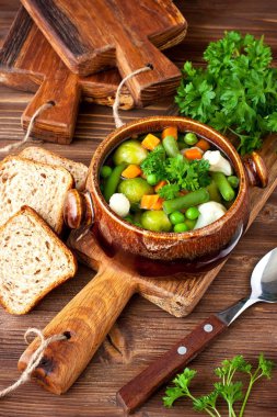 Ev yapımı seramik kase sebze çorbası. Sağlıklı gıda kavramı