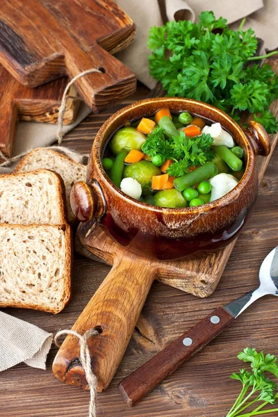 Μπολ με σούπα λαχανικών με ψωμί σικάλεως, επιλεκτική εστίαση — Φωτογραφία Αρχείου