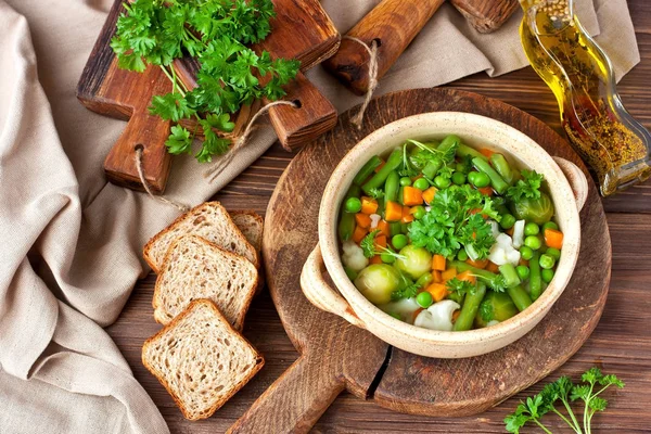 Hemgjord grönsakssoppa i keramikskål. Hälsosam matkoncept — Stockfoto