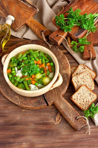 Ciotola di zuppa di verdure con pane di segale — Foto Stock