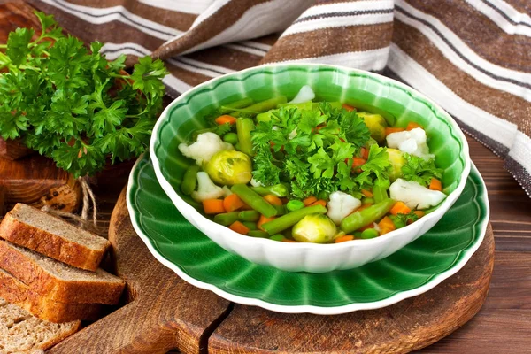 Hausgemachte Gemüsesuppe in Keramikschüssel. gesundes Ernährungskonzept — Stockfoto