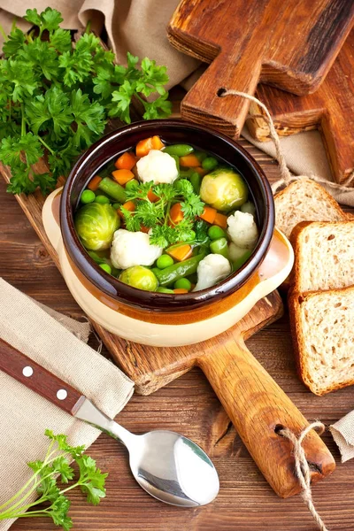 Bowl of delicious vegetables soup on wooden table — Stock Photo, Image