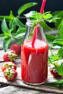 Nane yaprakları ile taze çilek yüzlü 