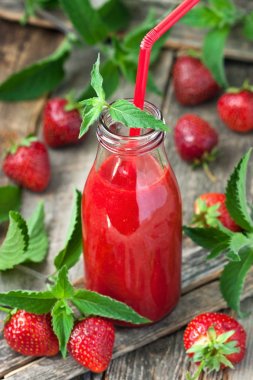 Taze çilek tatlı nane yaprakları ve çilek woo ile