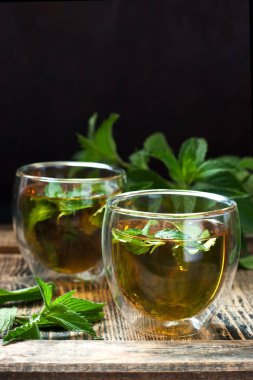 Nane ot, seçici odak ile sıcak çay Bardak