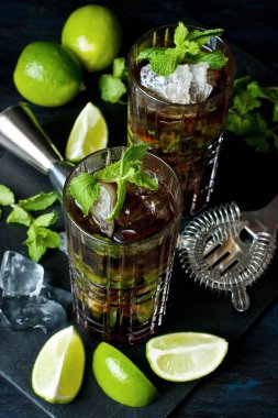 Serin Küba libre karanlık masada gözlük, tatil parti kavramı