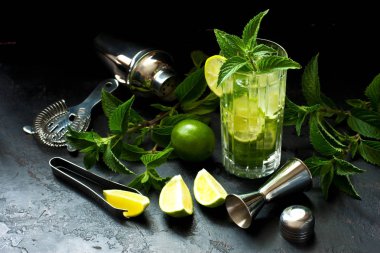 Siyah arka plan üzerinde cam yaz nane kireç ferahlatıcı kokteyl