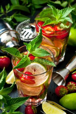 Siyah arka planda Çilek Mojito alkollü kokteyl