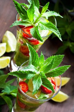 Yaz soğuk içecek (meyve suyu, kokteyl, meyve çayı) çilek ile, seçici odak