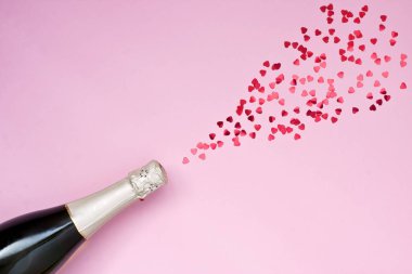 Renkli parti konfeti ile şampanya şişesi 