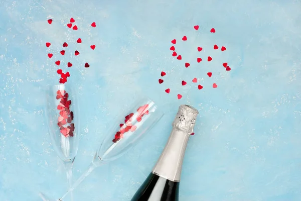 Par glas champagne med flaska — Stockfoto