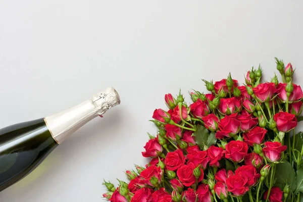 Champagne flaske og roser buket, øverste udsigt - Stock-foto