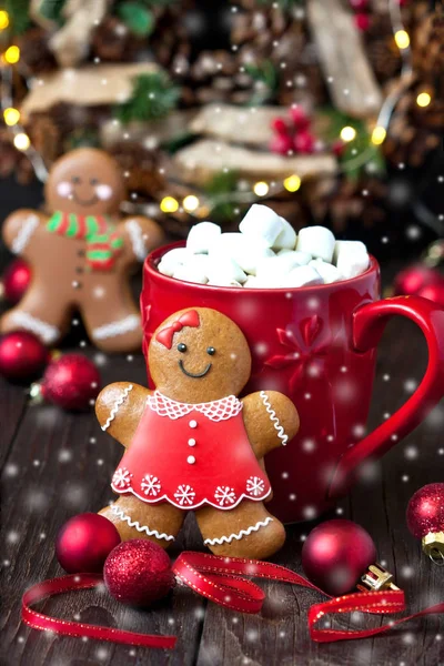 Weihnachtskomposition mit Plätzchen und heißer Schokolade im Becher auf Holzgrund — Stockfoto