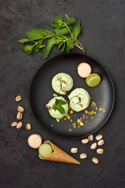 Helado de pistacho aromatizado con hojas de menta —  Fotos de Stock