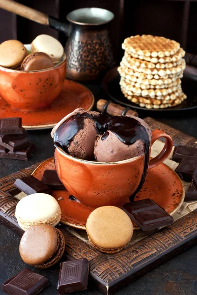 Helado de chocolate con jarabe dulce — Foto de Stock