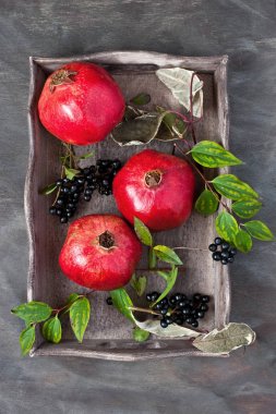 Taze yaz meyveleri grubu-yeşil yaprakları ile nar