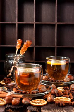 Koyu arka plan üzerinde çay bardağı ile natürmort