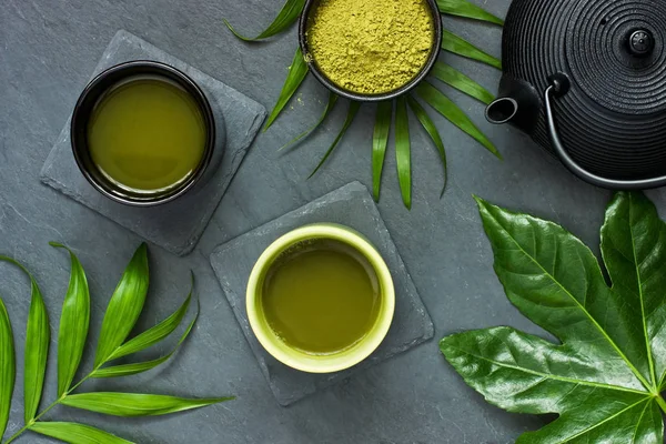 Färskt matcha-te på mörk bakgrund — Stockfoto