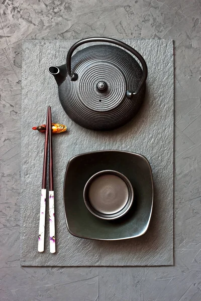 Традиционная посуда для азиатской кухни на сером фоне — стоковое фото