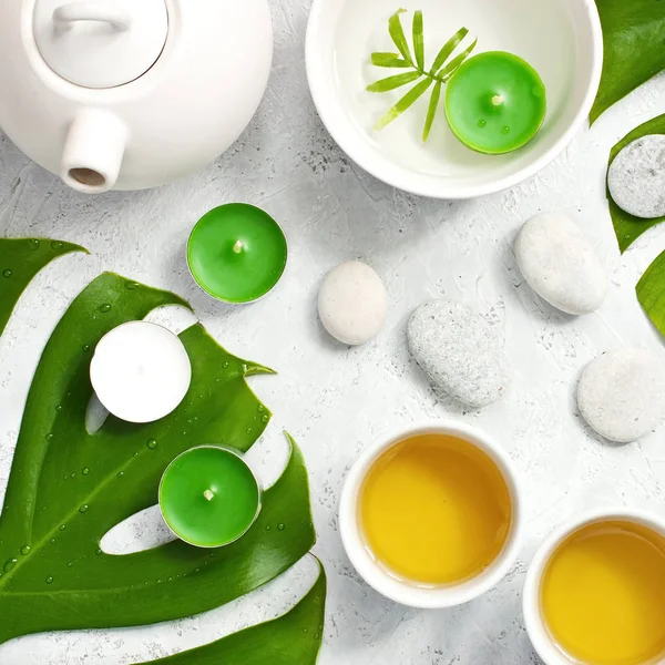 Yeşil çay ve çaydanlık taş masada. Üstte görüntü — Stok fotoğraf
