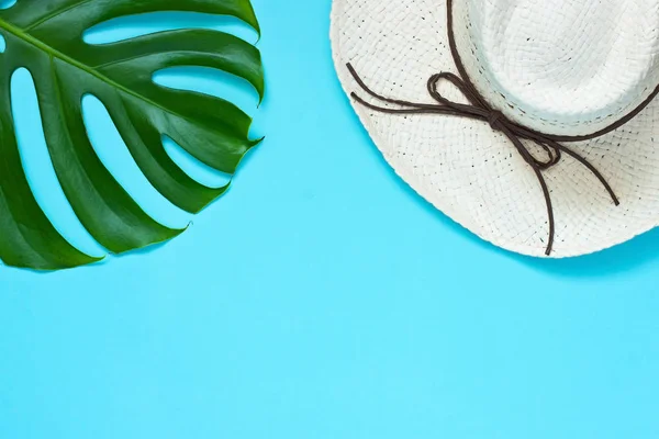 Accesorios de moda de verano con sombrero y hojas de monstera, estilo tropical — Foto de Stock