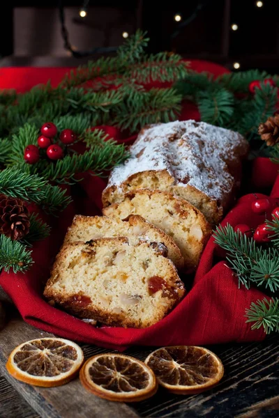 Traditionele vruchtencake voor kerstdiner, selectieve aandacht — Stockfoto